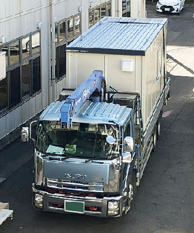 トラックで運搬